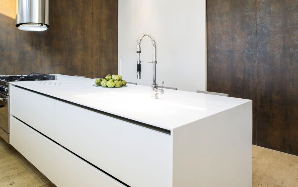Modern mutfakta, Ascale Infinity White porselen malzemeden yapılmış şelale tasarımlı beyaz mutfak adası ve tezgahı.