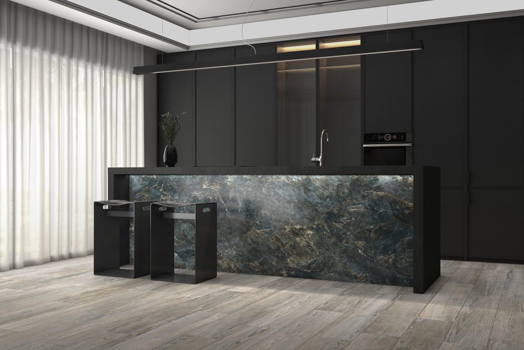 Mavi, altın ve siyah damarlı Ascale Labradorite Royalblue porselen mutfak adası ve modern siyah dolaplar.