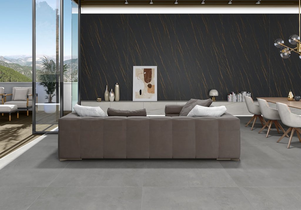 Altın damarlı siyah Ascale Laurent Black porselen ile kaplanmış modern salon duvarı ve gri zemin.