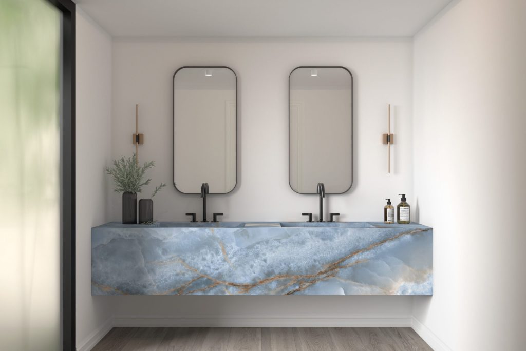 Mavi zemin ve altın damarlı Ascale Onice Blue porselen banyo tezgahı ve entegre çift lavabo uygulaması.