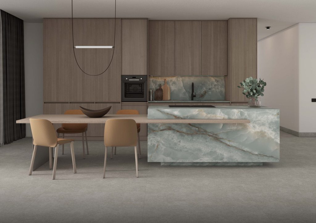 Deniz yeşili Ascale Onice Seagreen porselen tezgah ve ada ünitesi kullanılan modern ahşap mutfak.