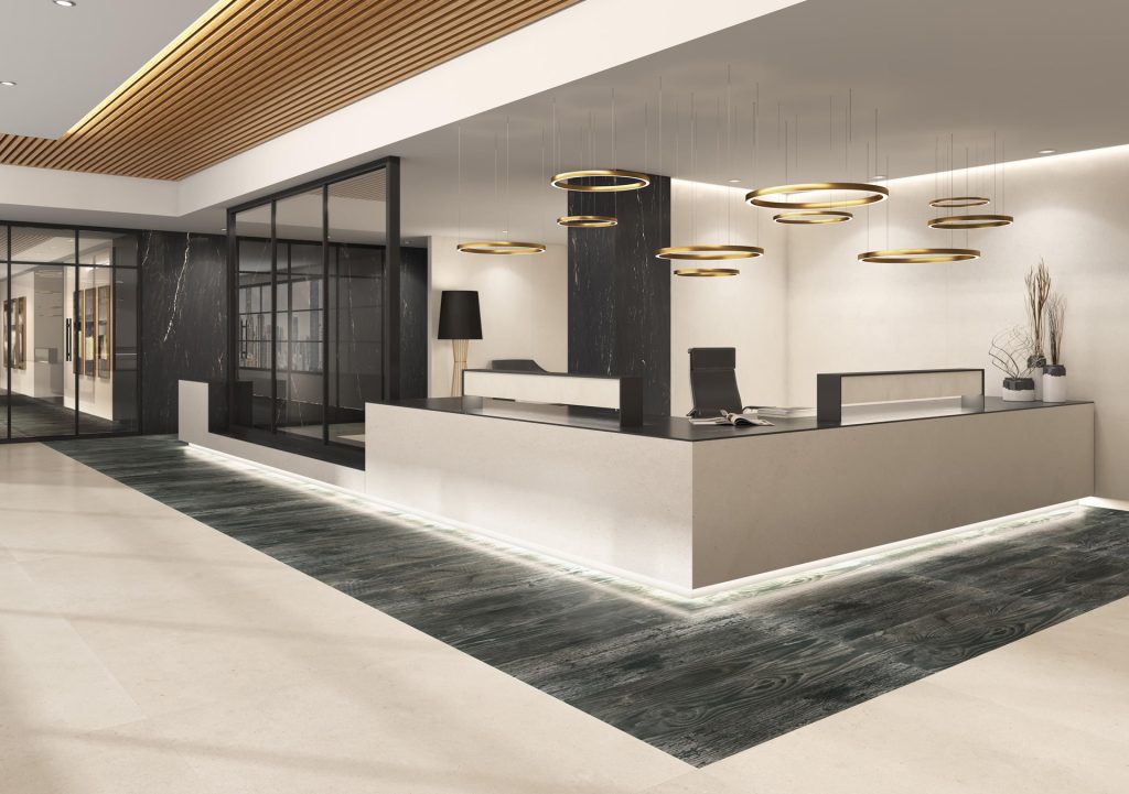 Keten dokulu Ascale Paloma Stone Linen porselen ile tasarlanmış resepsiyon bankosu ve zeminli, modern ofis lobisi.