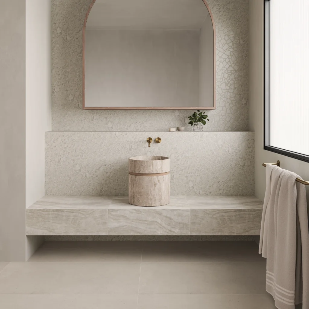 Ascale Taj Mahal Almond porselen ile tasarlanmış bej tonlarda modern banyo tezgahı, duvar kaplaması ve silindir lavabo.