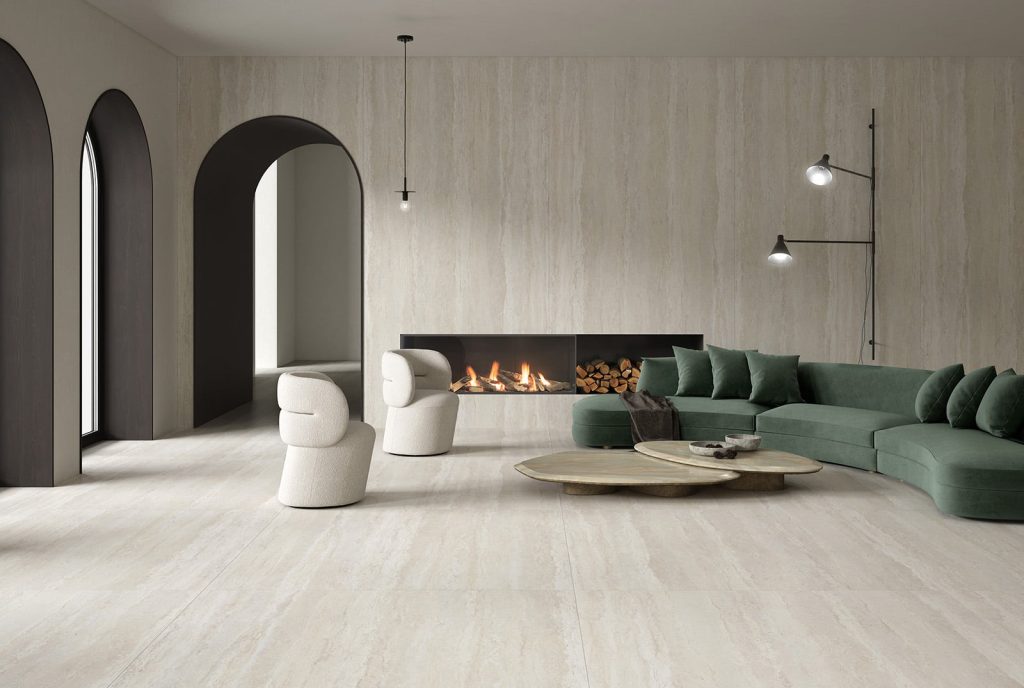 Ascale Tivoli White porselen zemin ve duvar kaplaması ile dekore edilmiş şömineli, modern ve ferah salon.