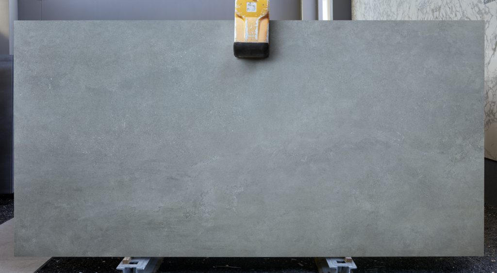 Gri renkli, beton görünümlü ve doğal taş dokulu Infinity Buxy Select porselen tezgah plakası.