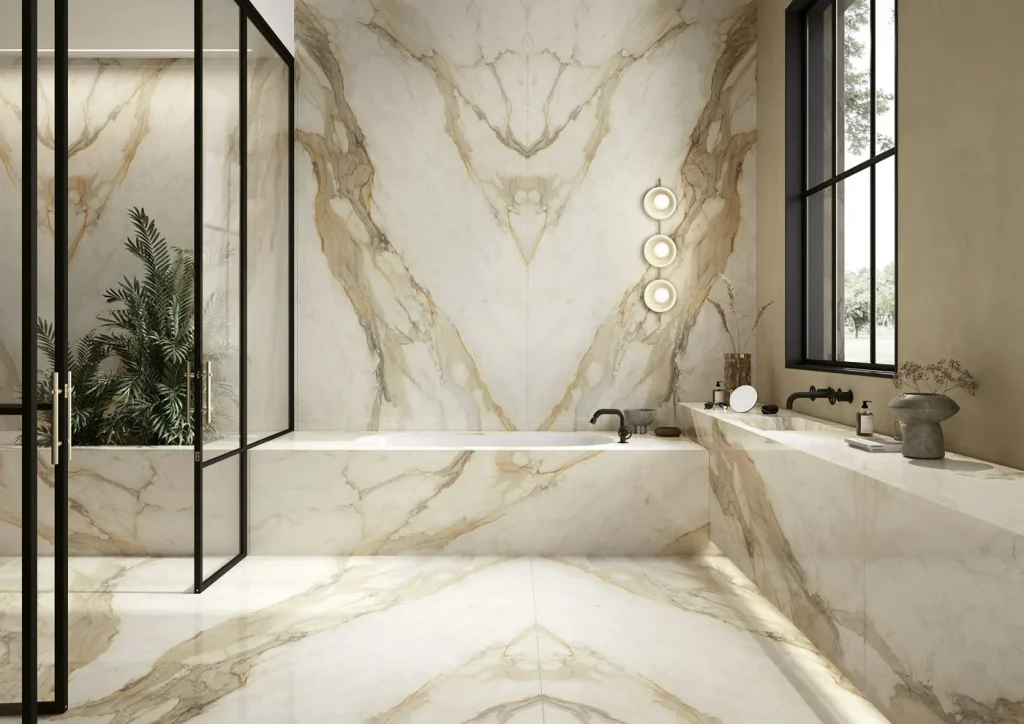 Altın ve gri damarlı Infinity Calacatta Hermitage porselen ile kaplanmış lüks banyo duvarı, zemini ve küvet kaplaması.