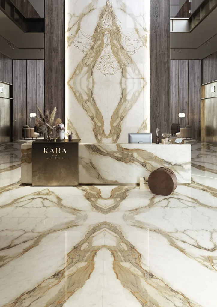 Altın ve bej damarlı Infinity Calacatta Hermitage porselenin otel lobisi zemin ve duvarında ayna simetrisi uygulaması.