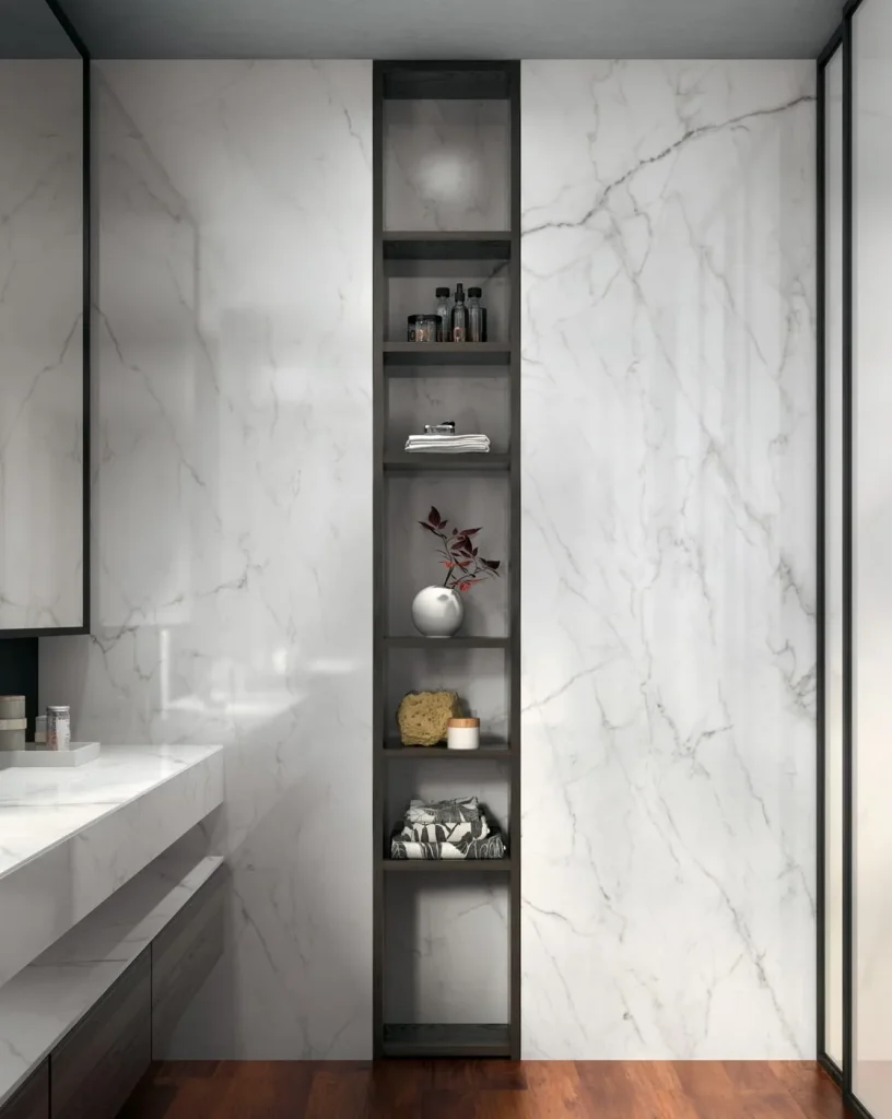 Gri damarlı beyaz Infinity Calacatta Lincoln porselen ile kaplanmış modern banyo duvarı ve lavabo tezgahı.