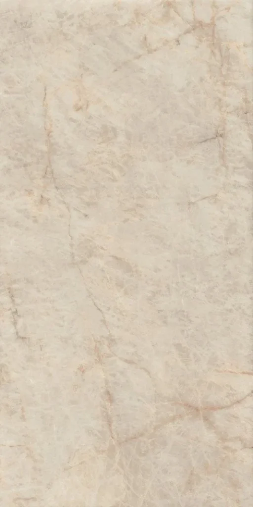 Bej zemin üzerine amber ve kahve tonlarında ince damarlı Infinity Crystal Amber porselen tezgah yüzeyi.
