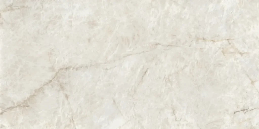 Infinity Crystal Ice porselen yüzeyin bej zemin üzerindeki ince kahverengi ve gri damarlı mermer dokusu.