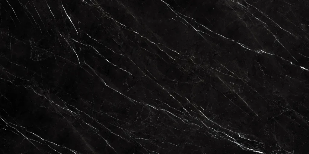 Siyah zemin üzerine beyaz damarlı, mermer görünümlü Infinity Nero Marquina porselen plakanın yüzey dokusu.