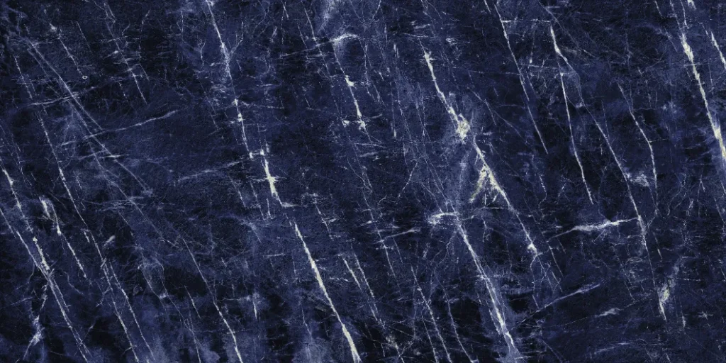 Derin lacivert zemin üzerine beyaz ve kırık beyaz damarlı Infinity Precious Sodalite porselen tezgah plaka dokusu.