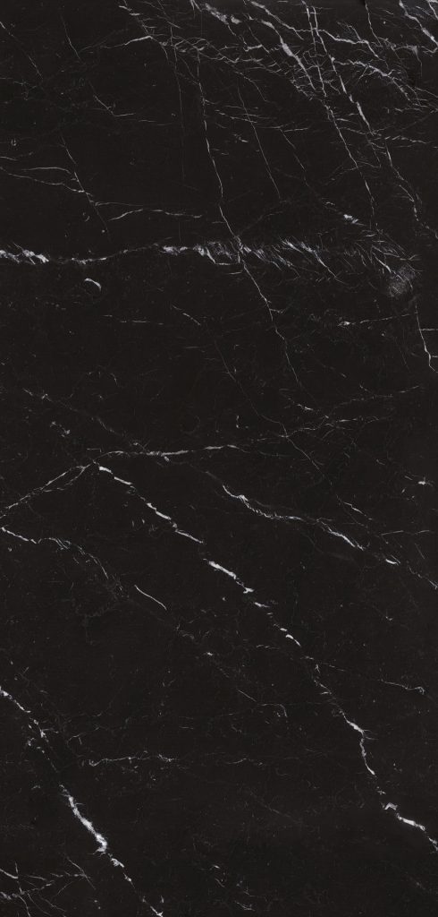 Siyah zemin üzerine ince beyaz damarlı Marazzi Elegant Black porselen tezgah plakasının yakın plan doku görünümü.