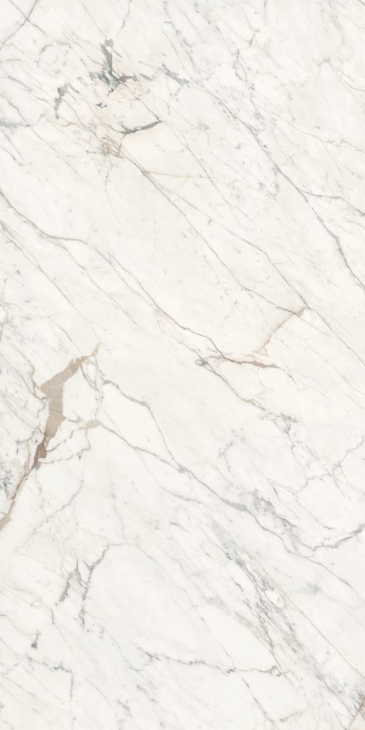 Beyaz zemin üzerinde altın ve gri tonlarda doğal mermer damarlarına sahip Marazzi Golden White porselen plaka.