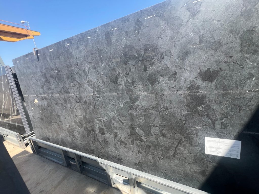 Doğal taş dokusuna sahip, antrasit gri tonlarındaki Marazzi Infinity porselen tezgah plakasının tam boy görünümü.