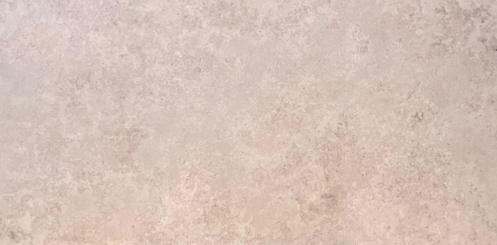 Gri ve bej renkli, doğal Jura taşı dokusuna sahip Marazzi Jura Grey 12mm porselen tezgah yüzeyi.