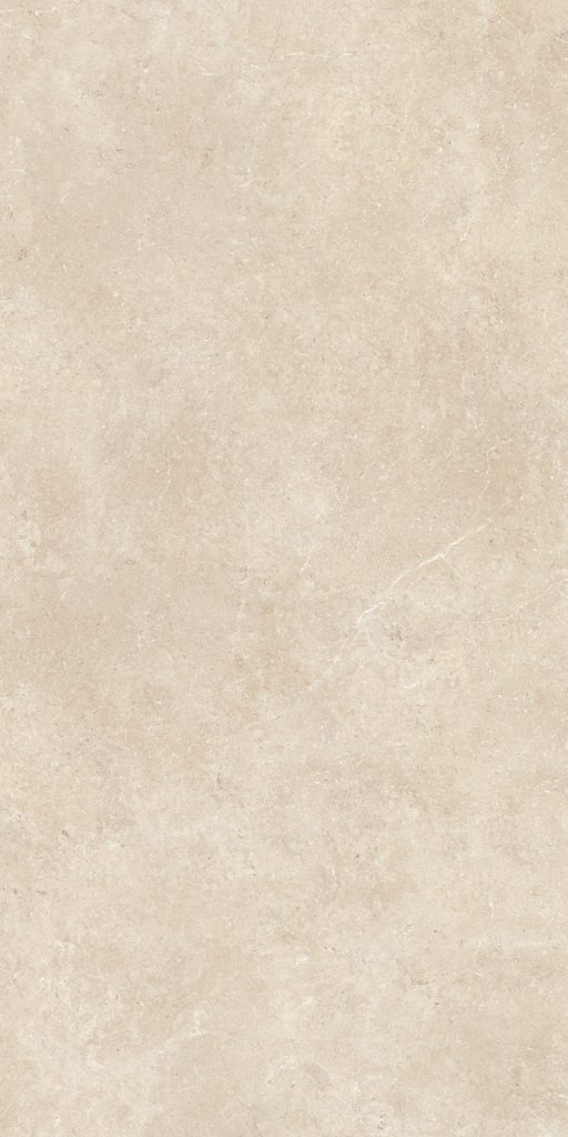 Bej renkli, doğal kireçtaşı dokulu Marazzi Limestone Sand porselen tezgah plakasının yakın plan görünümü.