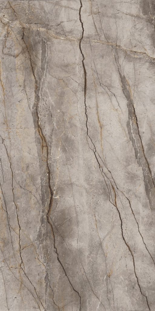 Gri zemin üzerine kahverengi ve siyah kök damarlı, doğal taş görünümlü Marazzi Silver Root porselen tezgah yüzeyi.