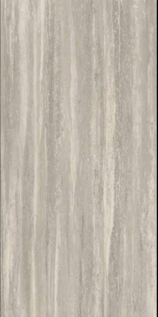 Gümüş ve bej tonlarında, dikey damarlı doğal traverten görünümlü Marazzi Travertino Silver porselen plaka dokusu.