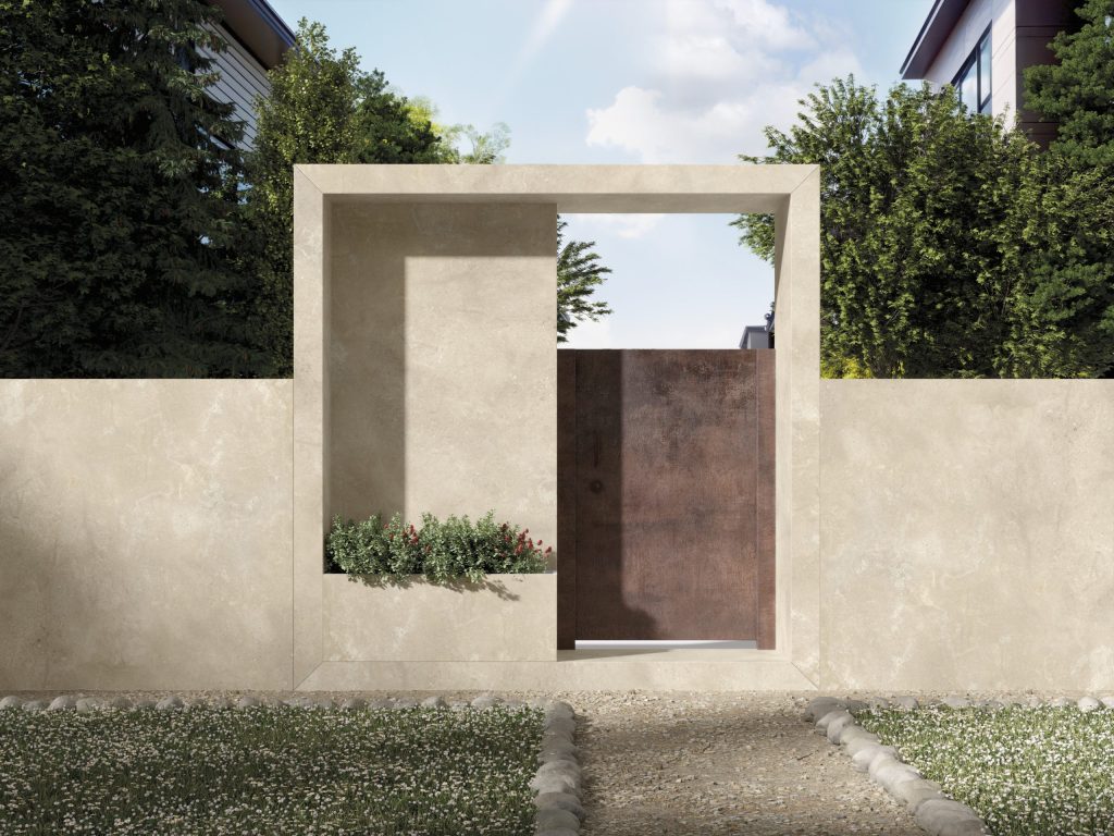 Lapidura Arenaria Stone Beige porselen ile kaplanmış, bitki nişli modern mimari dış cephe ve bahçe duvarı.