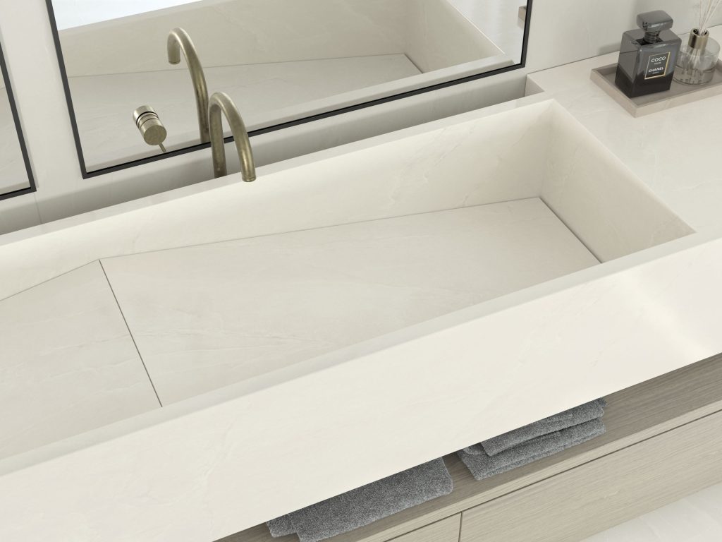 Mat beyaz dokulu Lapidura Bianco Namibia porselen banyo tezgahı ve yekpare entegre lavabo tasarımı.