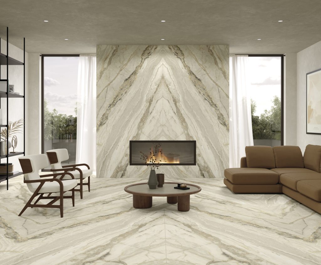 Bej, altın ve gri damarlı Lapidura Breccia Stone porselen ile kaplanmış modern salon zemini ve şömine duvarı uygulaması.