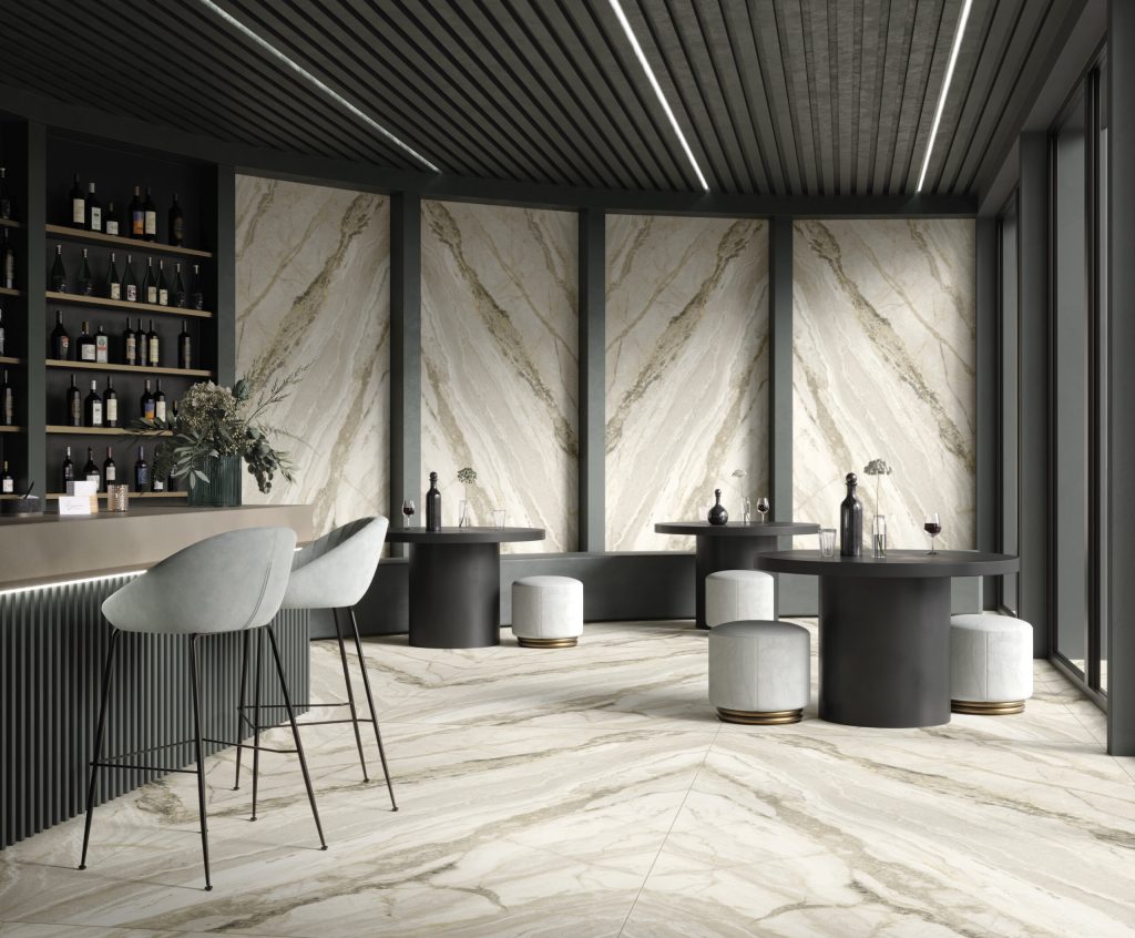 Altın ve gri damarlı Lapidura Breccia Stone White porselenin lüks bir bar zemininde ve duvarında uygulanmış hali.
