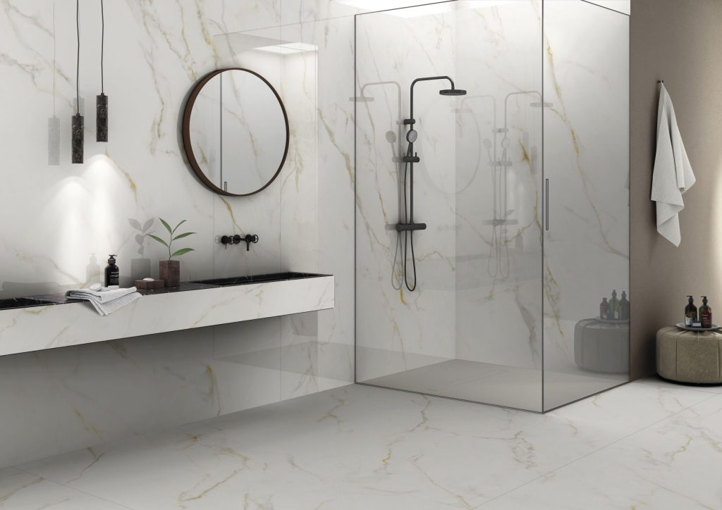 Altın damarlı beyaz Lapidura Calacatta Oro porselen ile kaplanmış modern banyo duvarı, zemini ve lavabosu.