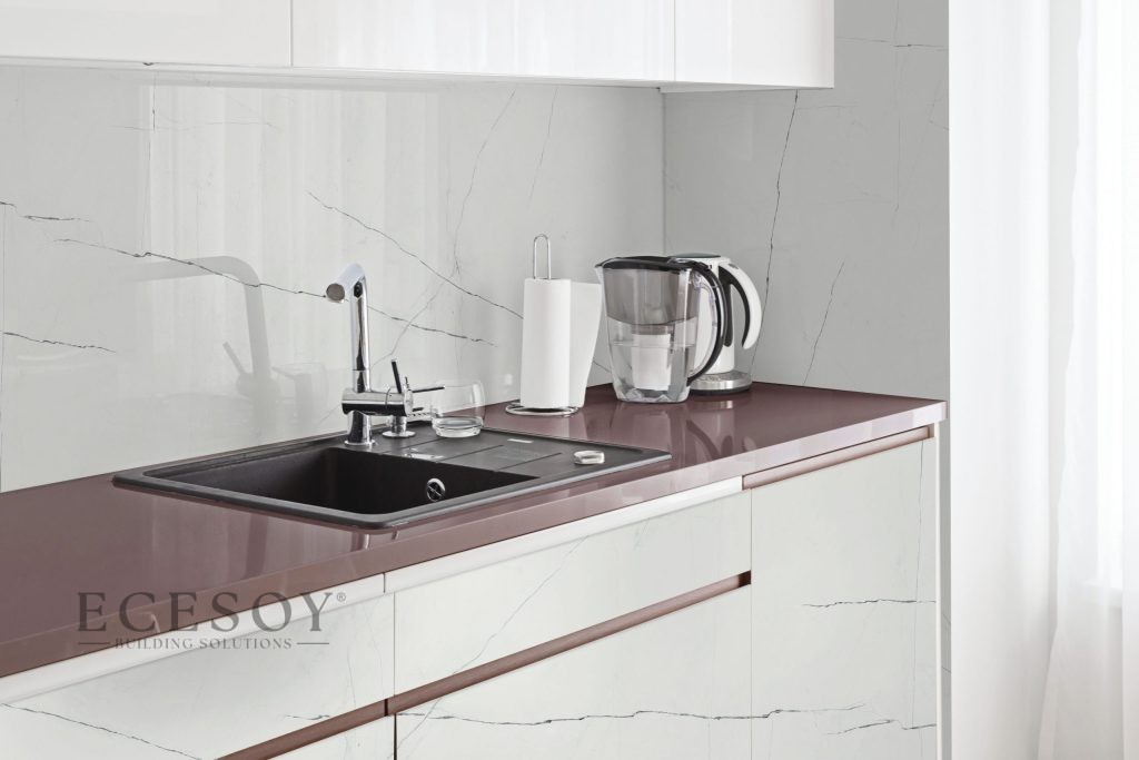 Gri damarlı Lapidura Hermon porselen panel ve mürdüm rengi tezgahlı modern mutfak tasarımı.