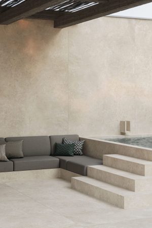 Bej renkli Lapidura Limestone Ivory porselen ile kaplanmış havuzlu teras, duvar ve zemin uygulaması.
