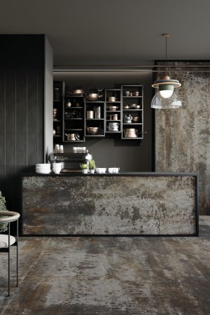 Endüstriyel kafe tasarımında kullanılan paslanmış metal görünümlü Lapidura Midnight Corten porselen duvar, zemin ve tezgah.