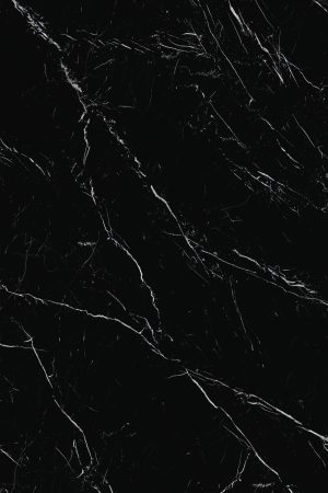 Siyah zemin üzerine beyaz damarlı Lapidura Nero Marquina porselen tezgah plakasının yakın plan doku ve desen görünümü.
