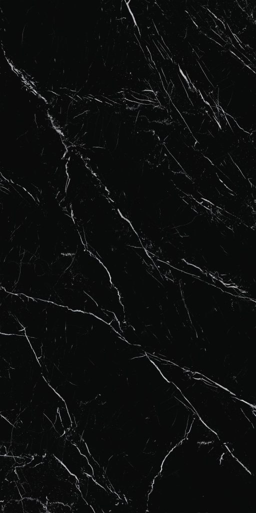 Siyah zemin üzerine beyaz damarlı Lapidura Nero Marquina porselen tezgah plakasının yakın plan doku ve desen görünümü.