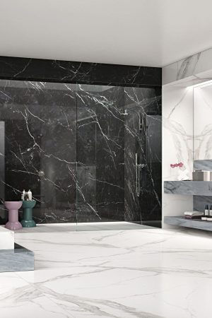 Siyah Nero Marquina porselen duş duvarı ve beyaz mermer desenli zemin ve duvarlara sahip lüks banyo tasarımı.
