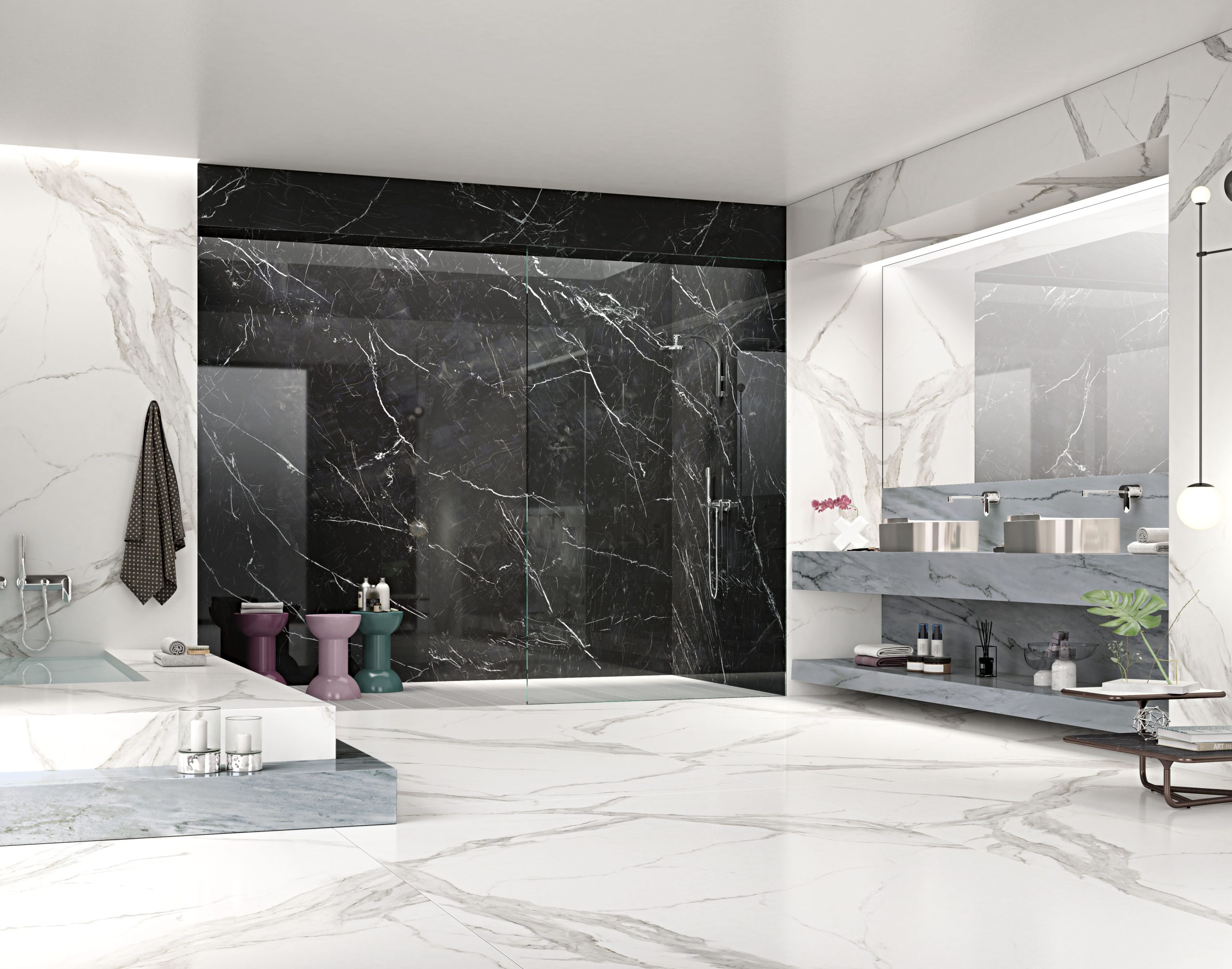 Siyah Nero Marquina porselen duş duvarı ve beyaz mermer desenli zemin ve duvarlara sahip lüks banyo tasarımı.