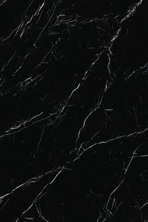 Siyah zemin üzerinde beyaz damarlı Lapidura Nero Marquina porselen tezgah plakasının yakın plan doku görünümü.