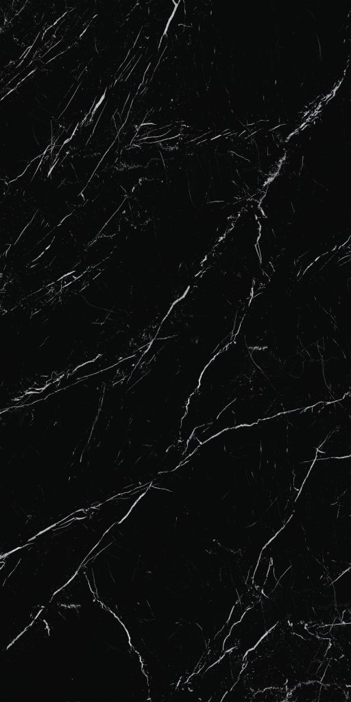 Siyah zemin üzerinde beyaz damarlı Lapidura Nero Marquina porselen tezgah plakasının yakın plan doku görünümü.