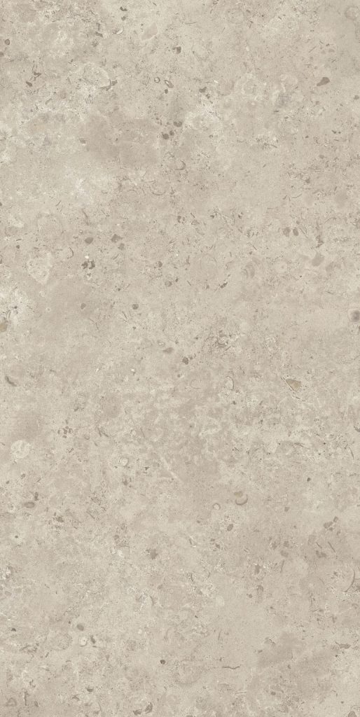 Lapidura Norwegian Stone Beige porselen plakanın fosilli ve doğal taş desenli, bej renkli yüzeyinin yakın plan görünümü.
