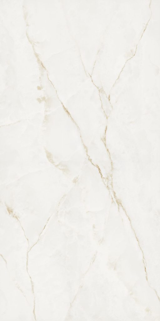 Krem-beyaz zemin üzerinde altın ve bej tonlarında doğal damarlara sahip Lapidura Onyx White porselen plaka.