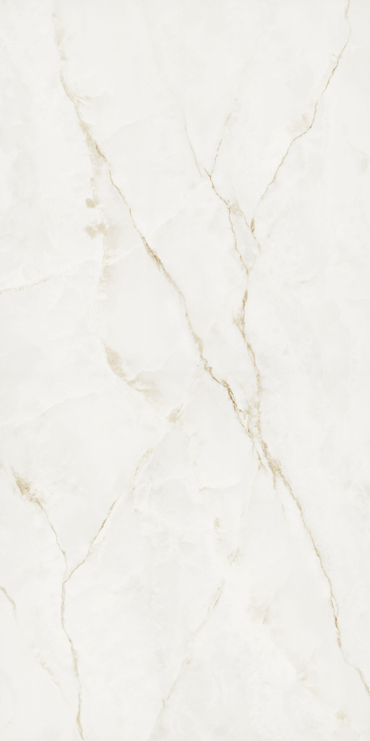Krem-beyaz zemin üzerinde altın ve bej tonlarında doğal damarlara sahip Lapidura Onyx White porselen plaka.