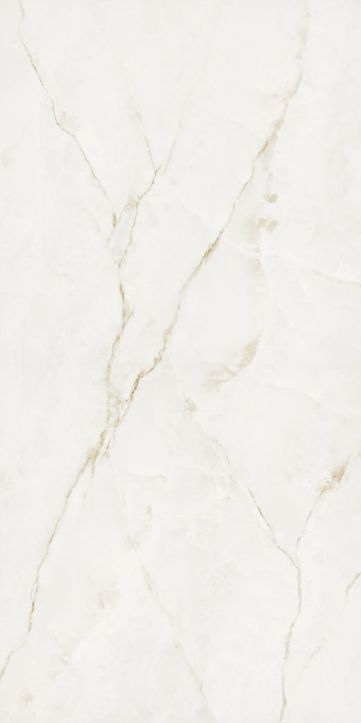 Sıcak beyaz zemin üzerine altın ve bej tonlarda oniks damarlarına sahip Lapidura Onyx White porselen tezgah plakası.