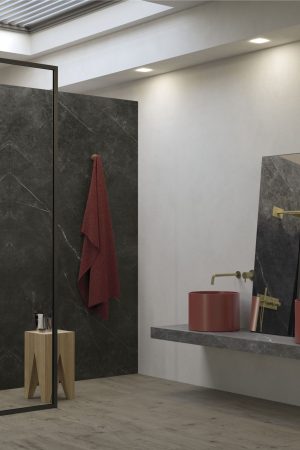 Modern banyoda duş duvarı ve tezgah olarak kullanılan beyaz damarlı, koyu kahve-gri Lapidura Pietra Brown porselen plaka.