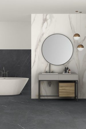 Gri mermer desenli Lapidura Pietra Grigia porselen ile tasarlanmış modern banyo zemin ve duvar kaplaması uygulaması.