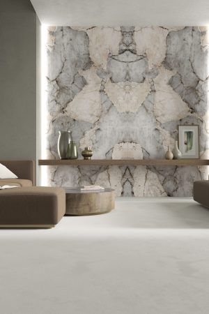 Bej ve gri damarlı Lapidura Precious Stone porselen levha ile aydınlatmalı, bookmatch desenli modern duvar kaplaması.