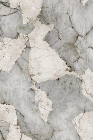 Lapidura Precious Stone porselen tezgahın gri, bej ve beyaz tonlardaki parçalı ve damarlı doğal taş dokusu.