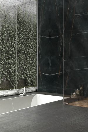 Siyah zemin üzerine bakır ve beyaz damarlı Lapidura Sahara Noir porselen plakanın modern banyo duvar kaplaması uygulaması.