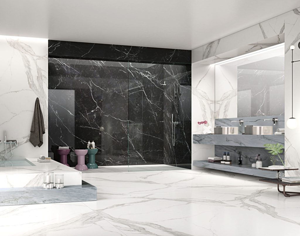 Lapidura Statuario porselen ile tasarlanmış, siyah ve gri mermer desenli lüks banyo zemin ve duvar kaplaması.