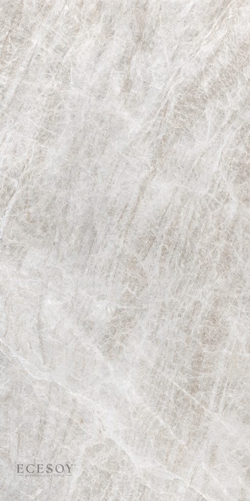 Lapidura Stone Yamuna porselen tezgahın gri ve bej tonlardaki, ince beyaz damarlı mermer desenli yüzey dokusu.