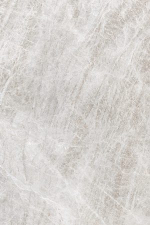 Lapidura Stone Yamuna porselen tezgahın gri ve bej tonlardaki, ince beyaz damarlı mermer desenli yüzey dokusu.