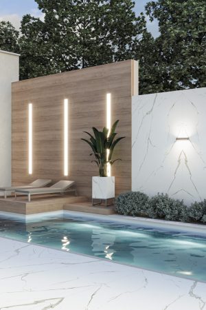 Havuz kenarı zemin ve duvarda kullanılan, beyaz üzerine gri damarlı Lapidura Structured Marble porselen plaka uygulaması.